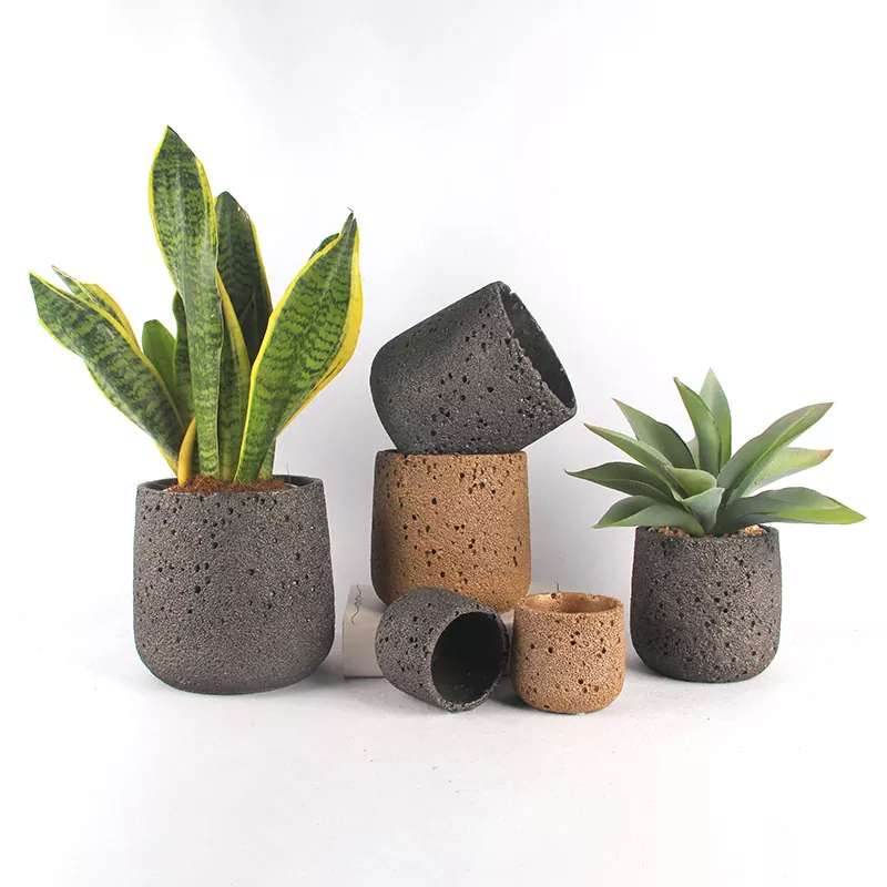 Klassische Pflanztöpfe aus Steingut
