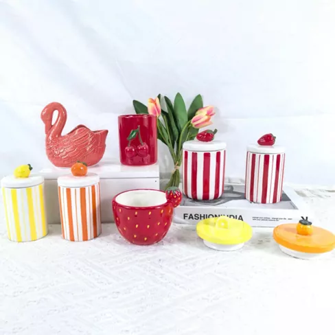 Blumen- und fruchtförmige Keramikkerzenhalter