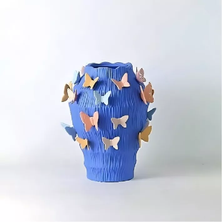 Handgefertigte Keramikvase mit tanzenden Schmetterlingen